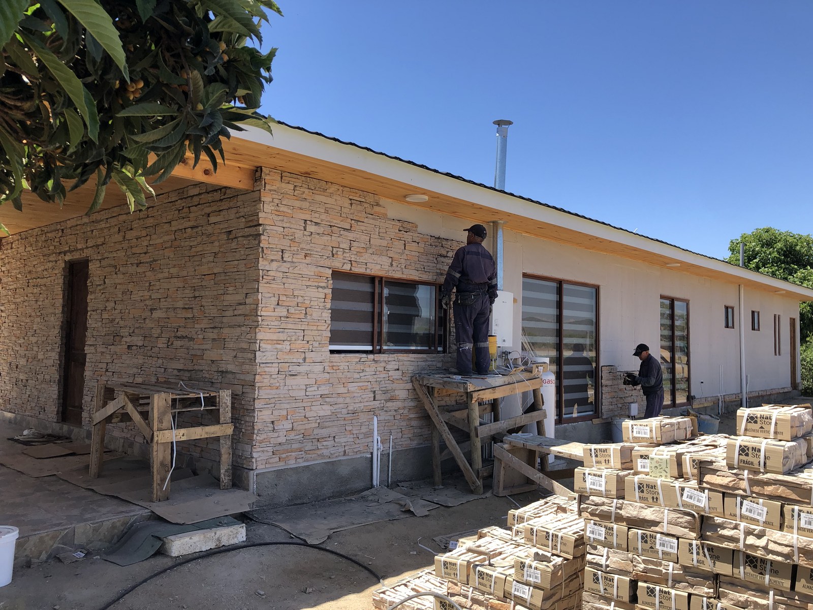 Vivienda con fachaleta y terminaciones en proceso